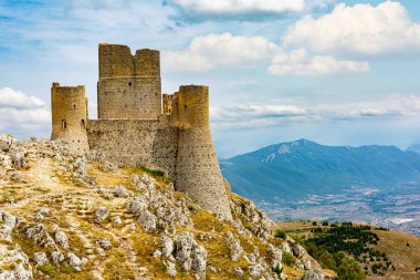 Rocca Calascio Kalesi, İtalya 'nın orta kesiminde, Abruzzo ili L' Aquila ili 'nde bulunan bir dağın tepesindeki kale. Gran Sasso ve Monti della Laga Milli Parkı 'nda. Panoramik görünüm.
