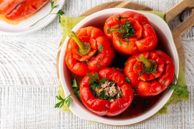 Kıyma ve pirinçle doldurulmuş ve domates sosunda pişirilmiş kırmızı dolmalık biber manzarası..