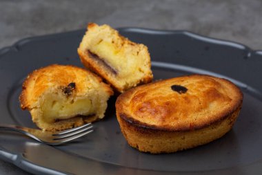 Pasticciotti. Pasticciotto yumurtalı kremayla dolu küçük bir İtalyan pastasıdır. Ayrıca ödlek de deniyor. Güney İtalya, Apulia 'da geleneksel hamur işleri, kahvaltı yemekleri.