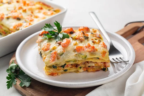 Lazanyayı somon balığı, kabak, beşamel sosu, parmesan peyniri ve pırasa ile kapat. Düz çarşaftan yapılmış fırında İtalyan makarnası..