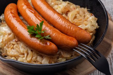 Domuz sosisi, sosis, sosis, kızarmış pastırma sosisi ya da dökme demir tavada lahana turşusu.. 