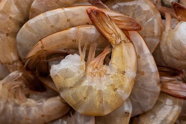 Latar Belakang Close Raw Fresh Headless Shrimp Tails Prawns Directly — Stok Foto