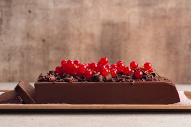 İtalyan Boneti ya da Kara Çikolatalı Puding ya da Jöle Jölesi jelatin ve Amaretti ile karıştırılmış, üzümlü fırında tatlı yok. Boşluğu kopyala.