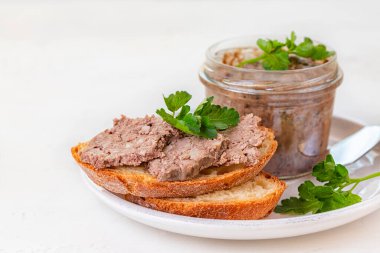 Ekmek diliminde Duck Terrine sandviçi. Pate ve Armagnac. Beyaz tablo.