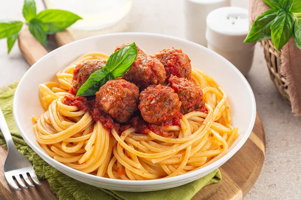 Almôndegas Carne Espaguete Com Molho Tomate Prato Branco Comida Ítalo — Fotografia de Stock