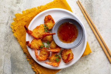 Kızarmış karides ya da karides ve tatlı sos. Çin yemeği, pirzola..