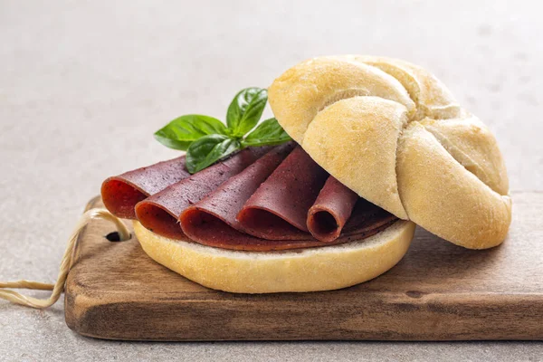 Sanduíche Com Salame Vegan Fatiado Uma Tábua Madeira Comida Vegetariana — Fotografia de Stock