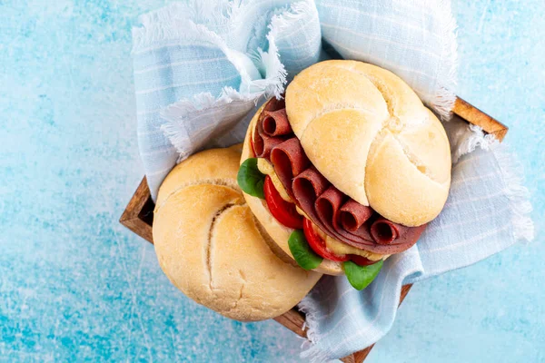 Vista Superior Sanduíche Vegetariano Com Salame Vegan Fatiado Pão Húmus — Fotografia de Stock