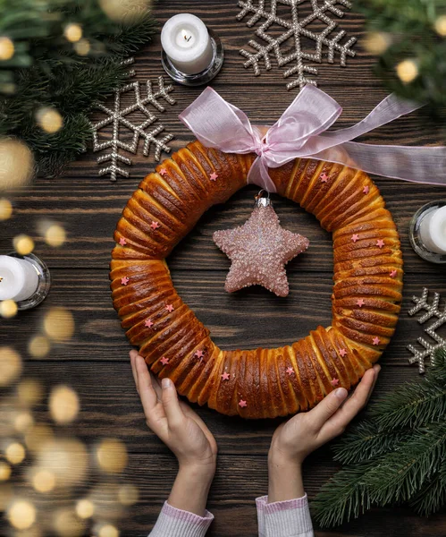 Homemade Baked Sweet Christmas Wreath Pie Holded Girls Hands Festive — Stock Photo, Image