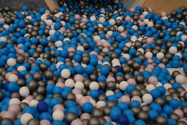 farklı renkte plastik topları olan havuz