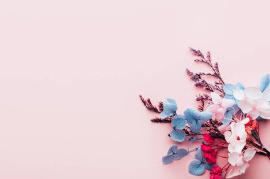 Gerçek kurumuş çiçeklerden ayrıştırılabilir konfeti.