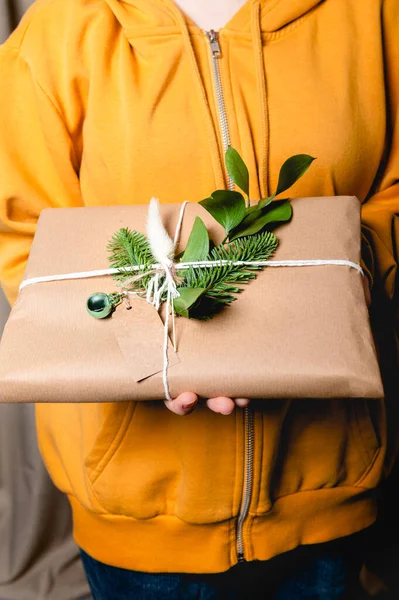 Dłonie trzymają prezent w eko-papierze — Zdjęcie stockowe