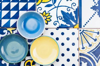 Fayans arkaplanındaki plakalar