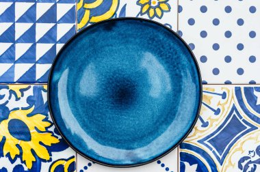 Fayans zemin üzerinde plaka