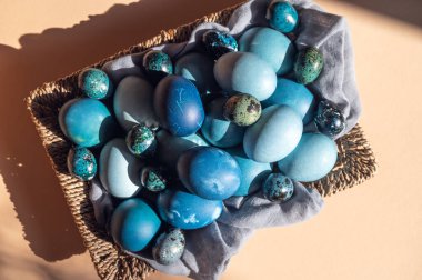 Ev yapımı mavi renkte doğal boyanmış yumurtalar.