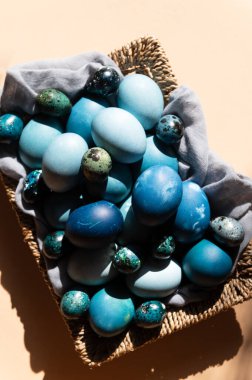 Ev yapımı mavi renkte doğal boyanmış yumurtalar.