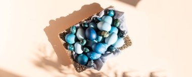 Ev yapımı mavi renkte doğal boyanmış yumurtalar.