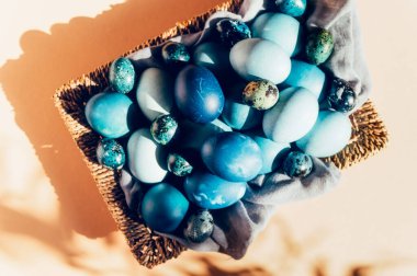 Ev yapımı mavi renkte doğal boyanmış yumurtalar.