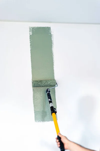 Dipingere il muro con vernice verde — Foto Stock