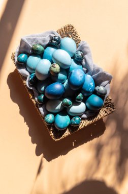 Ev yapımı mavi renkte doğal boyanmış yumurtalar.