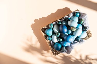 Ev yapımı mavi renkte doğal boyanmış yumurtalar.