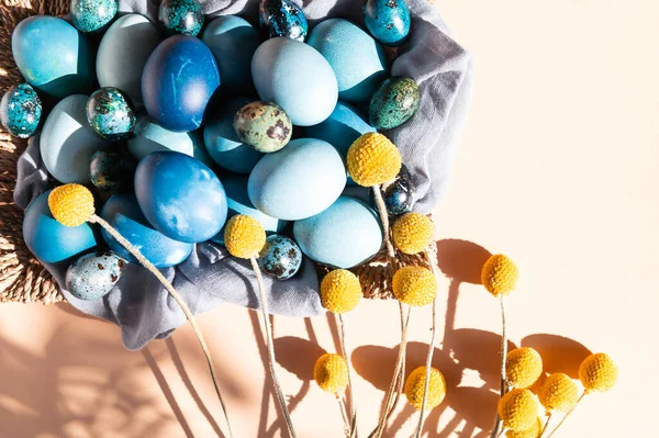 Ev yapımı mavi renkte doğal boyanmış yumurtalar.