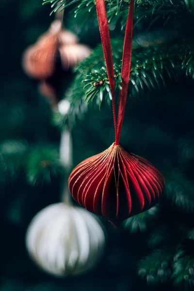 Trendy papieren kerstboomkerstballen — Stockfoto