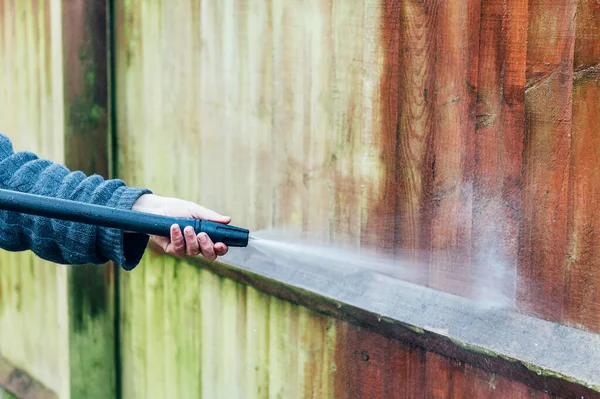 Basınçlı yıkama makinesiyle ahşap çitleri temizlemek