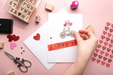 Sevgililer Günü kartı hazırlama süreci