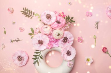 Seramik vazoda narin ranunculus çiçekleri