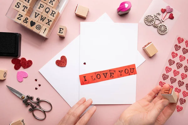 Sevgililer Günü kartı hazırlama süreci — Stok fotoğraf