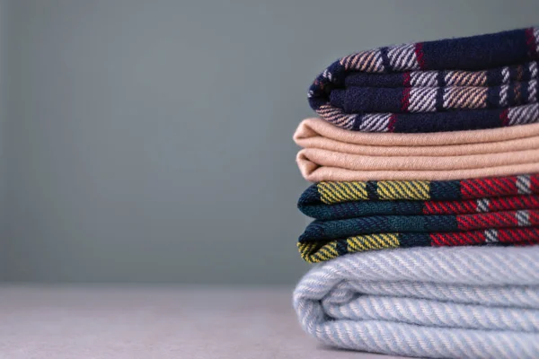 Montón de mantas de lana a cuadros —  Fotos de Stock