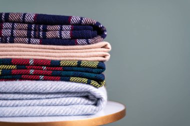 Yünlü kontrol battaniyeleri yığını