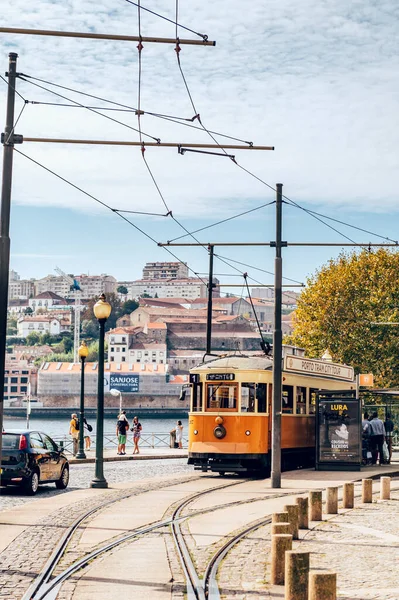 Villamos Porto belvárosában — Stock Fotó