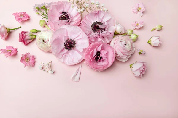 Arreglos florales de flores de ranúnculo tierno — Foto de Stock