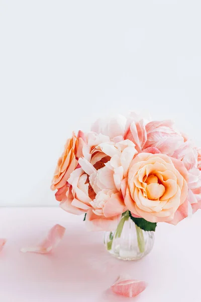 분홍빛 꽃들 과 장미들 — 스톡 사진