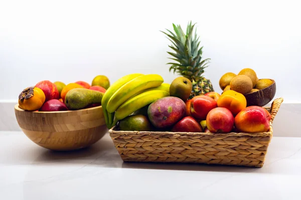 Házi kosár gyümölcsökkel — Stock Fotó