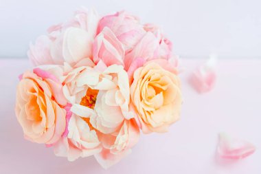 Taze pembe şakayıklar ve güller