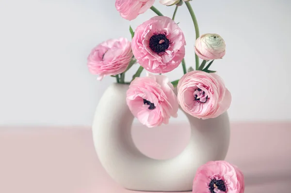 Flores ranúnculos tiernas en jarrón de cerámica —  Fotos de Stock