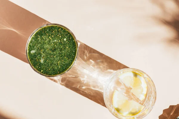 緑のスムージー、レモン水とビタミン — ストック写真
