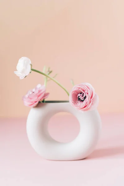 Нежные цветки в керамической вазе — стоковое фото