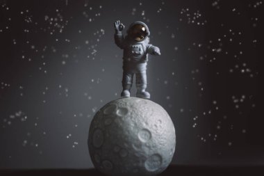 Astronot ve Ay oyuncakları