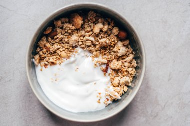 Ev yapımı granola ve yoğurt