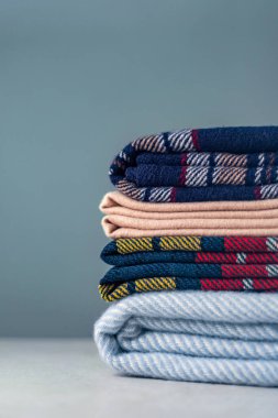 Yünlü kontrol battaniyeleri yığını