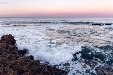 Atlantik Okyanusu üzerinde gündoğumu