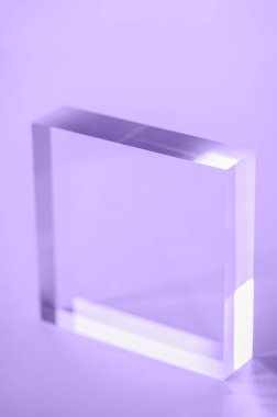 Mağaza Pencereleri için Acrylic Solid Ekran Bloğu mor arkaplan, ürün sunumu için boş podyum, kozmetik için geometrik stand