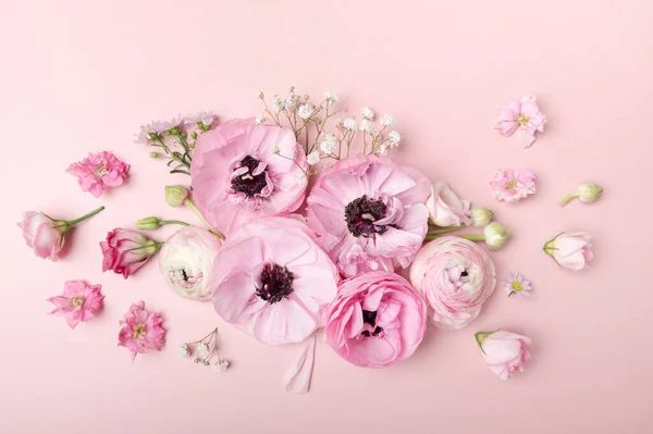 Arreglos florales de flores de ranúnculo tierno — Foto de Stock