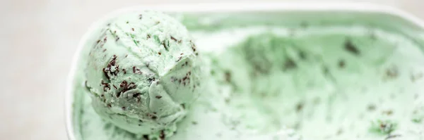 Мороженое с мятным шоколадом — стоковое фото