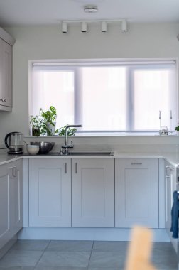 yeni modern bir mutfak