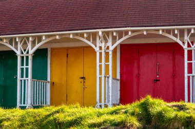 Scarborough, İngiltere 'deki eski sahil kulübeleri.